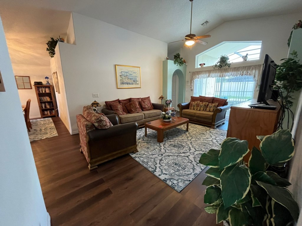 4 bedrooms / 3 bathrooms, sleeps 10 - Image 3