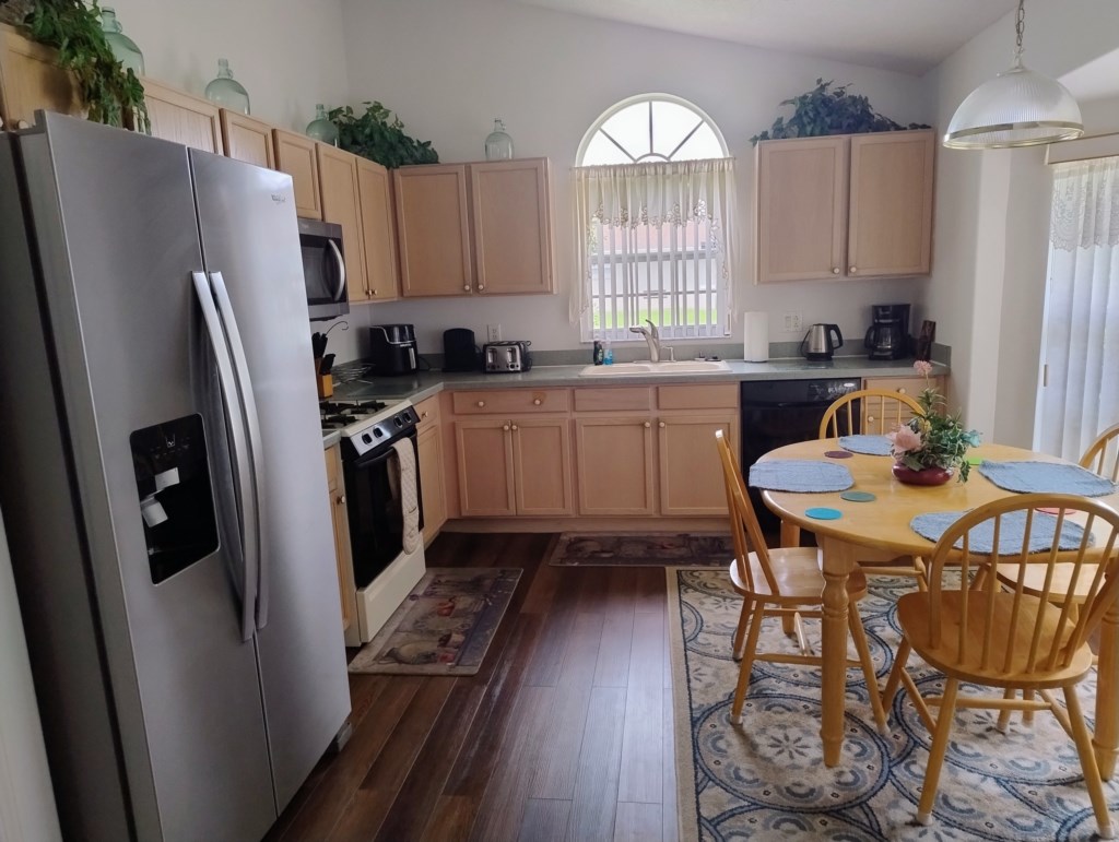 4 bedrooms / 3 bathrooms, sleeps 10 - Image 5