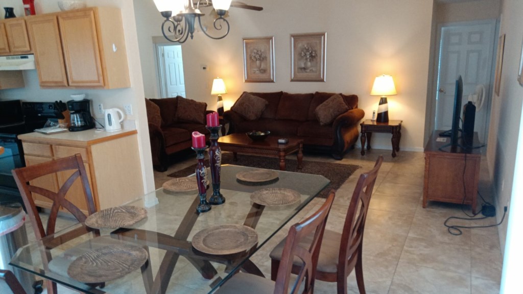 4 bedrooms / 2 bathrooms, sleeps 8 - Image 4