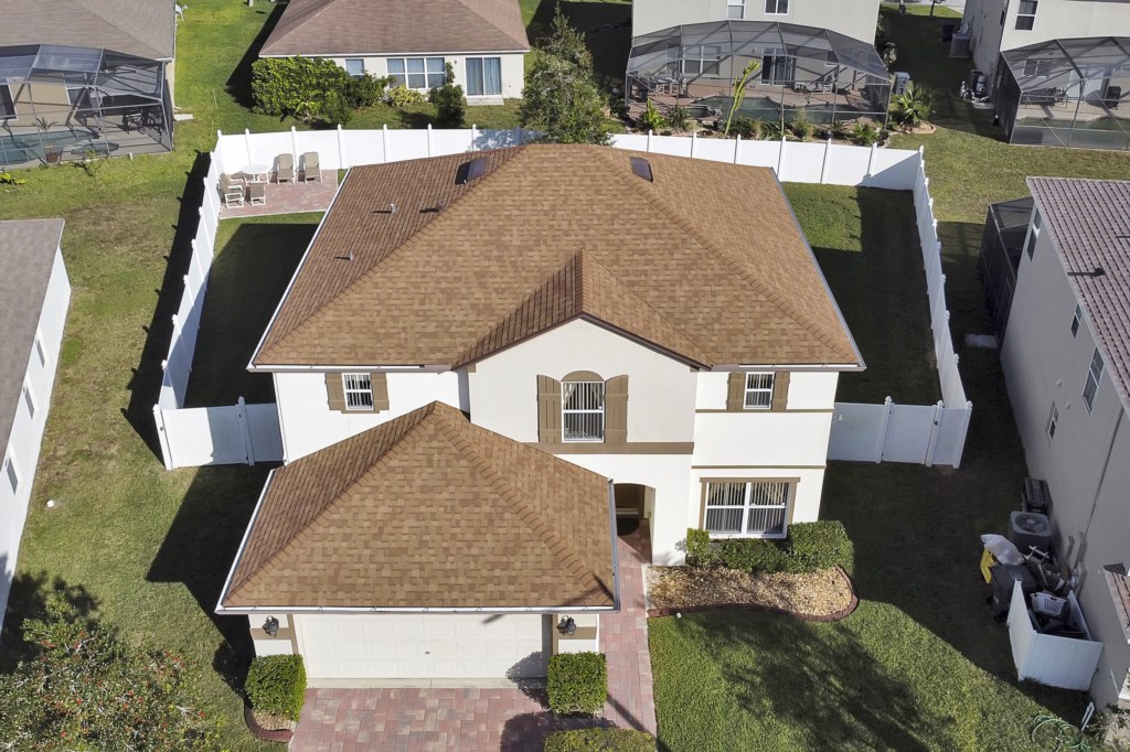 4 bedrooms / 2.5 bathrooms, sleeps 8 - Image 2