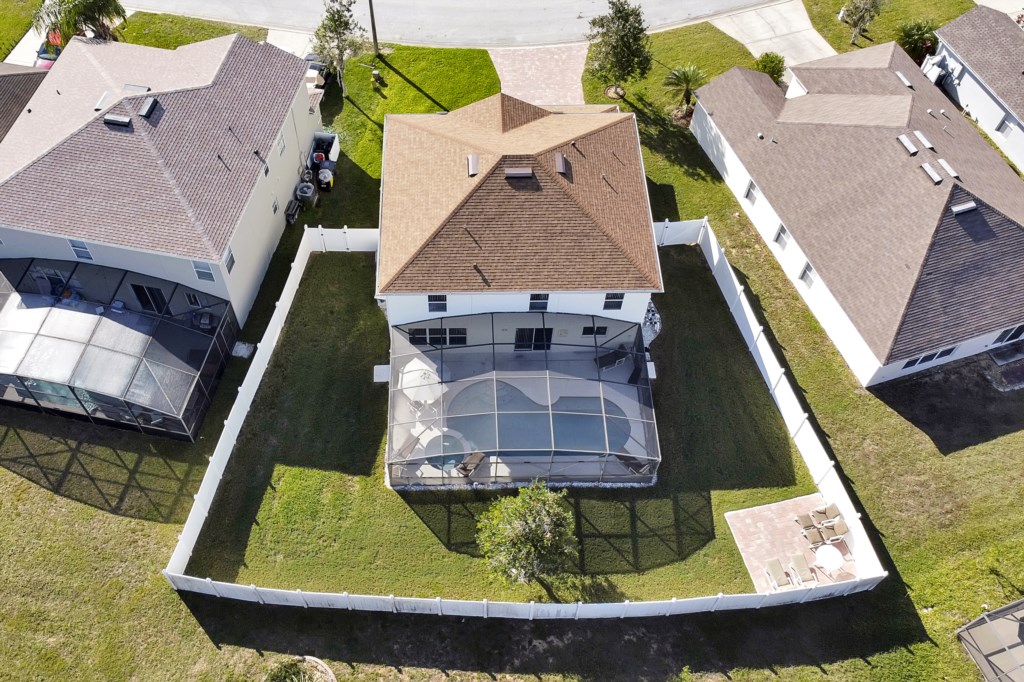 4 bedrooms / 2.5 bathrooms, sleeps 8 - Image 3