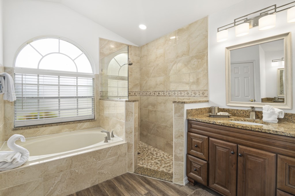4 bedrooms / 3 bathrooms, sleeps 10 - Image 4