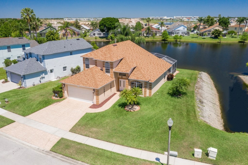 4 bedrooms / 2.5 bathrooms, sleeps 8 - Image 2