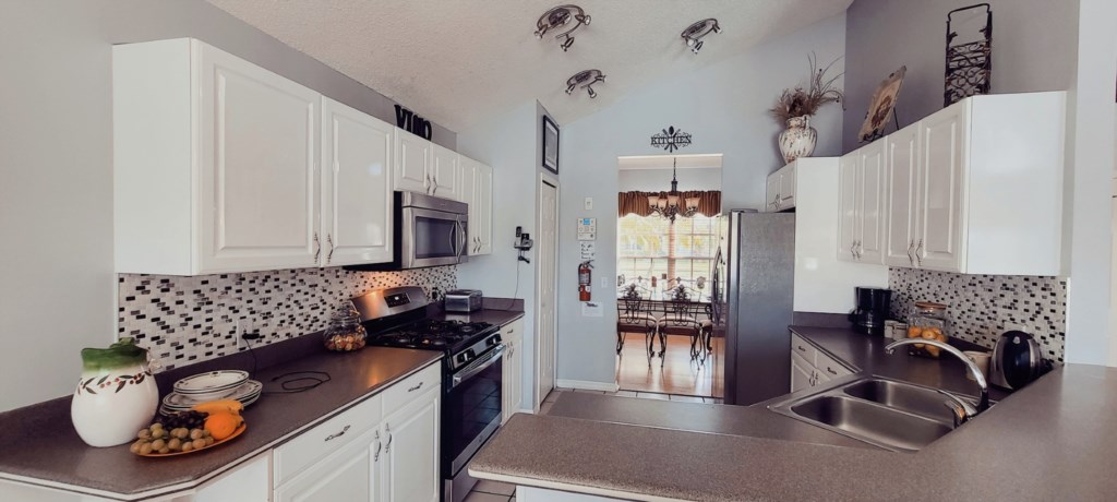 4 bedrooms / 2.5 bathrooms, sleeps 8 - Image 4