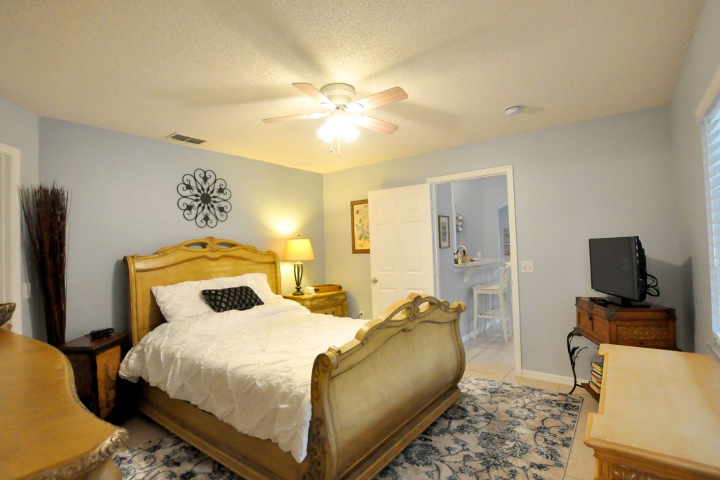 4 bedrooms / 2 bathrooms, sleeps 8 - Image 4