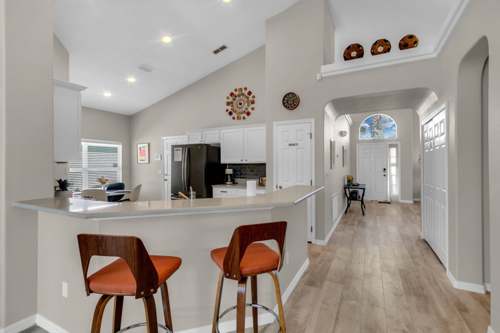 4 bedrooms / 2.5 bathrooms, sleeps 8 - Image 4