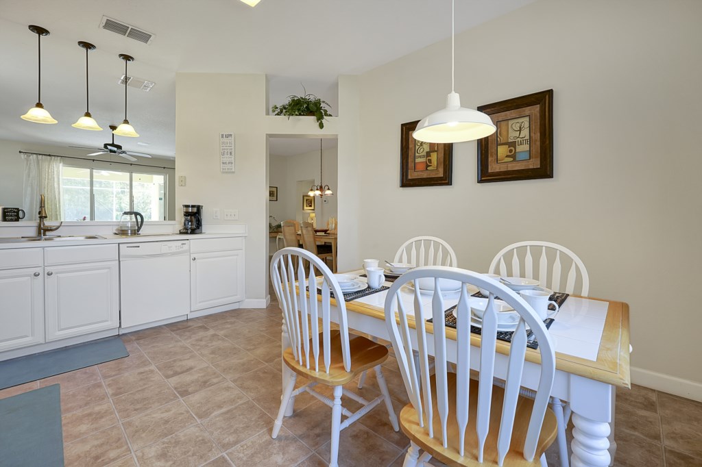 3 bedrooms / 2 bathrooms, sleeps 8 - Image 5